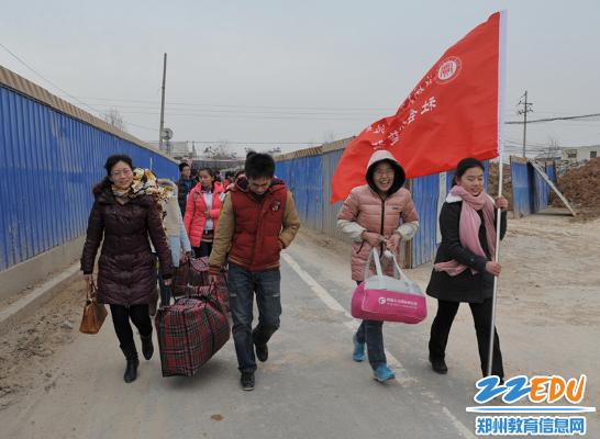 冒着寒风将学生的捐赠送至儿童福利院孩子手中