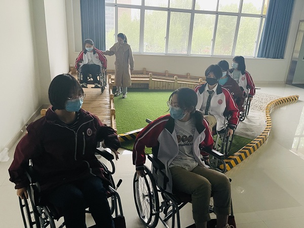 体验轮椅.jpg