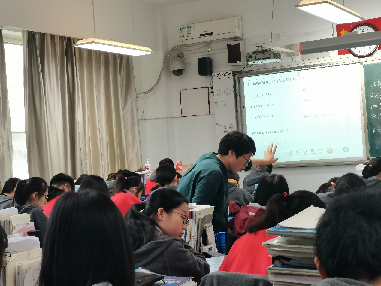 任凤霞老师深入学生讲课.jpg