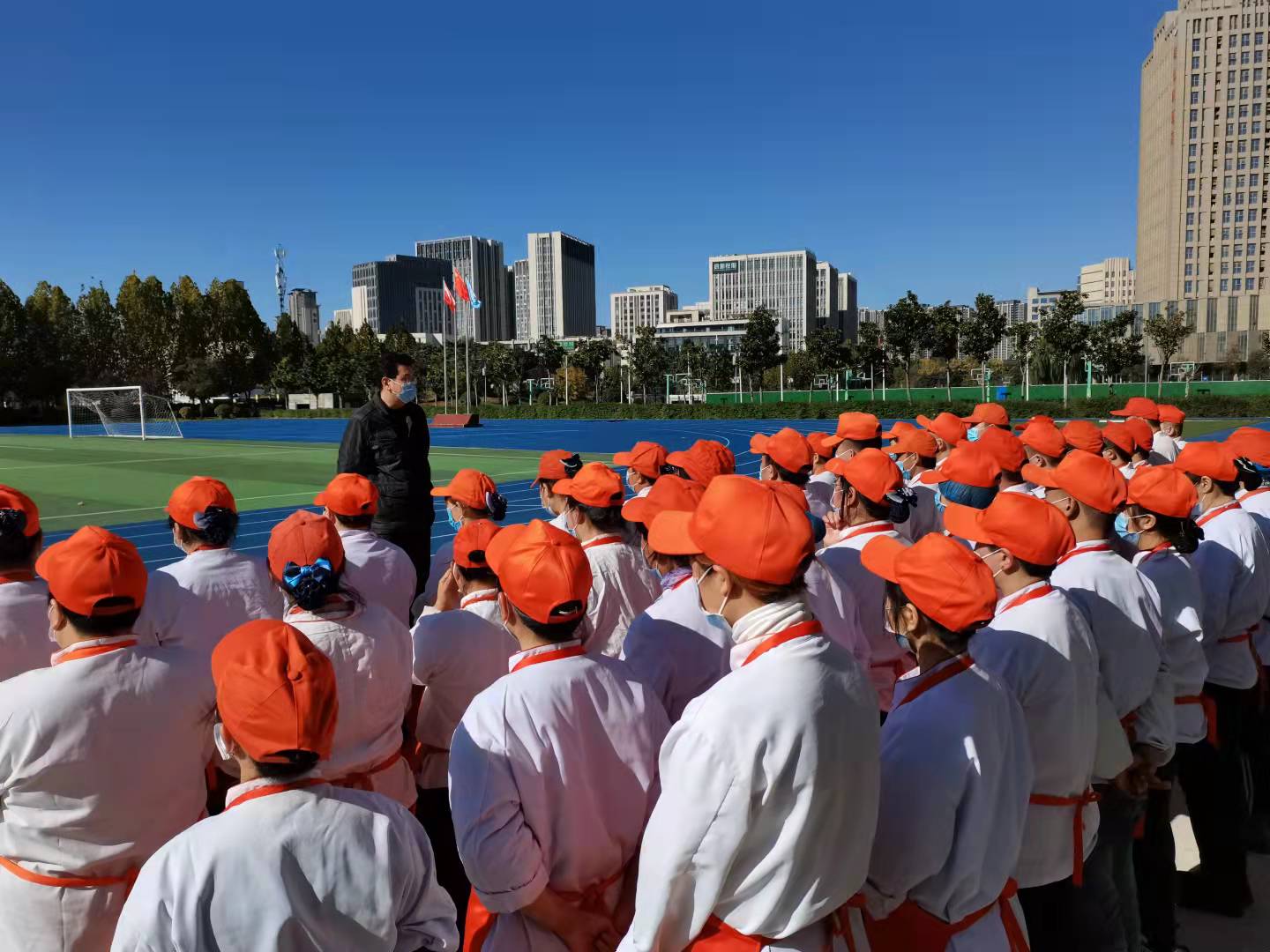 总务处主任陈渊对餐厅工作人员加强疫情防控宣传培训.jpg