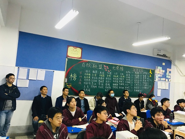 学校领导和年级班主任进行班会观摩.jpg