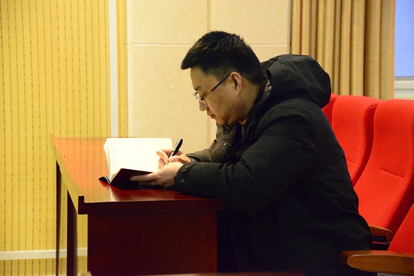副校长杨兴涛认真做笔记.JPG
