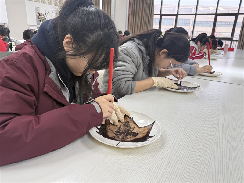 同学们专心制作叶雕.jpg 同学们专心制作叶雕.jpg