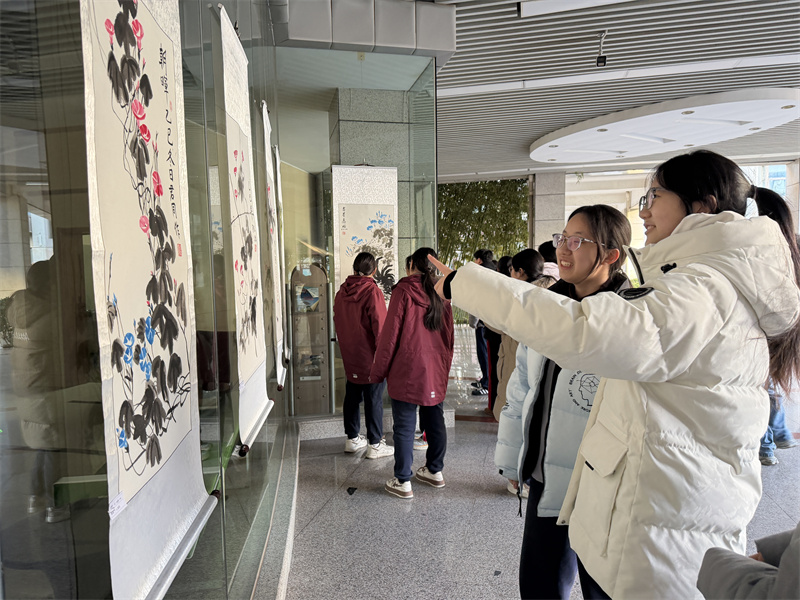 同学们驻足欣赏国画.jpg 同学们驻足欣赏国画.jpg