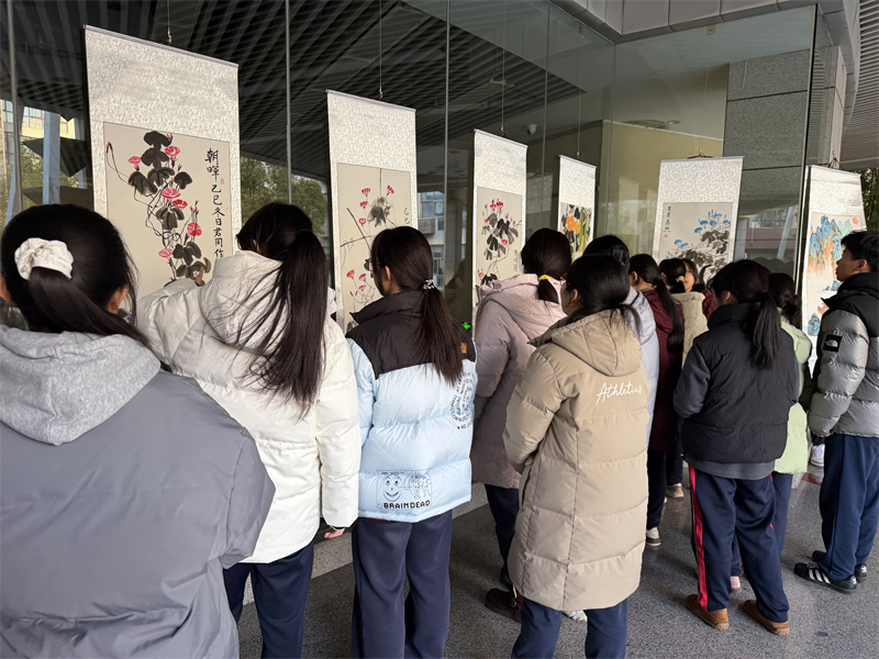 国画展前圈粉无数同学.jpg 国画展前圈粉无数同学.jpg