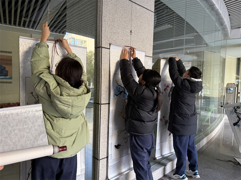 同学们亲自布展.jpg 同学们亲自布展.jpg