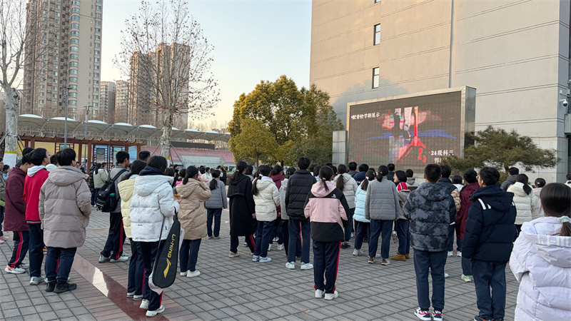 1.配音社风采展示引起众多学生围观.jpg 1.配音社风采展示引起众多学生围观.jpg
