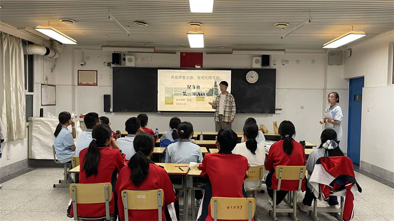 4.程通老师为配音社进行配音培训.jpg 4.程通老师为配音社进行配音培训.jpg