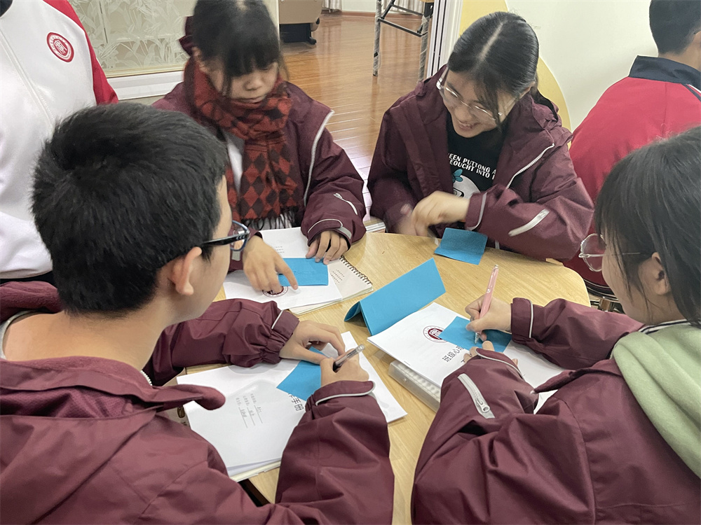 小组内用卡片和图画进行自我介绍.jpg