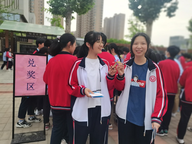 同学们开心地兑换奖品.jpg