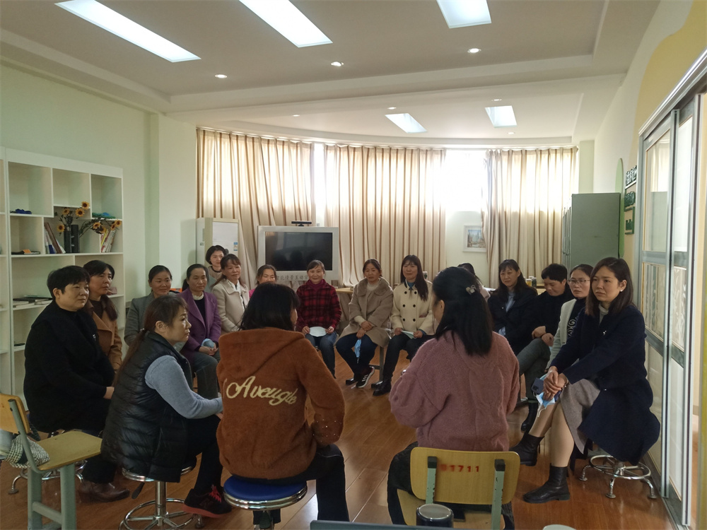 老师们认真投入.jpg