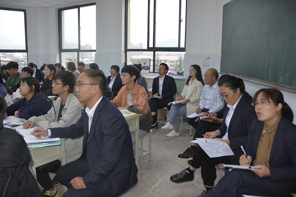 同学科老师认真听课.JPG