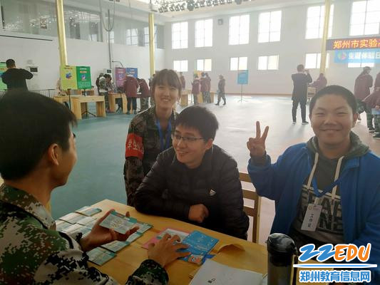 志愿者在做活动前准备