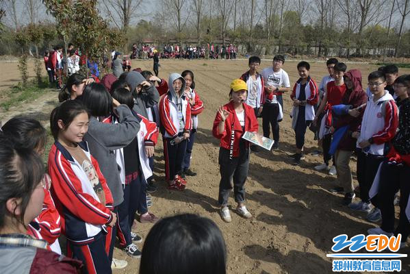 农耕导师为学生讲解理论知识