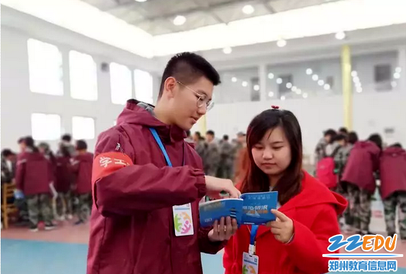 志愿者在耐心地解释