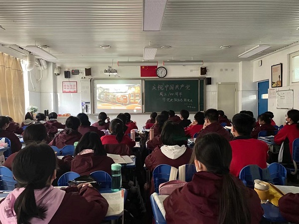 01  学生观看”明心社“”时政社“制作的《百年荣光，续梦前行》专题视频.jpg