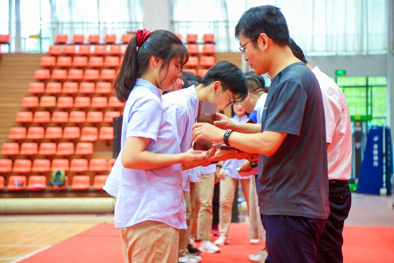 校领导为学子代表颁发毕业证书.jpg