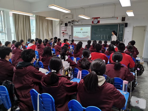 02   刘海燕老师《奋斗百年路，启航新征程》专题讲座.jpg