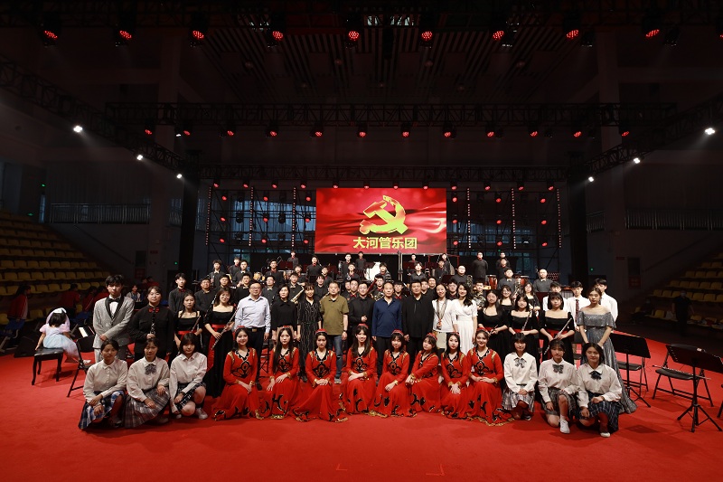 音乐会全体成员与嘉宾合影留念.jpg