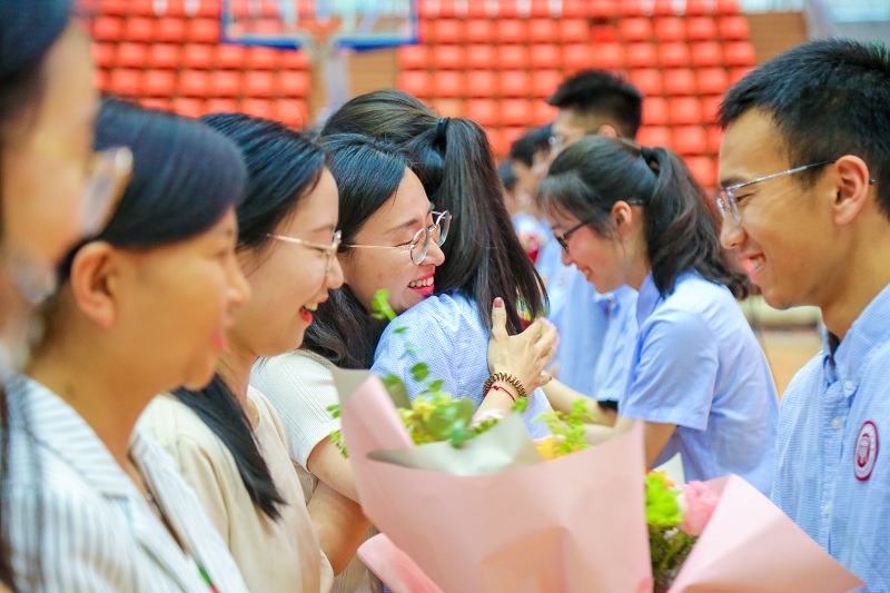 学子为班主任鲜花.jpg