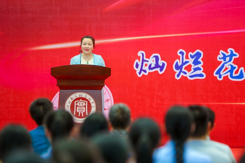 家长代表查丽丽发表感言.jpg