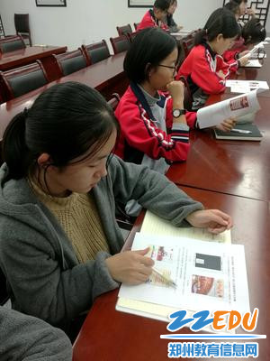 团支书们认真学习“青年大学习”网上主题团课学习流程