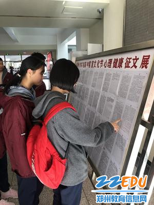 学生们认真观看获奖作文