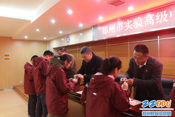 校领导为新团员代表佩戴团徽