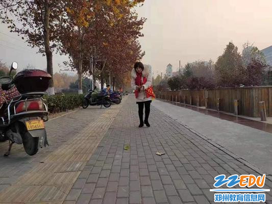 实高志愿者捡拾垃圾