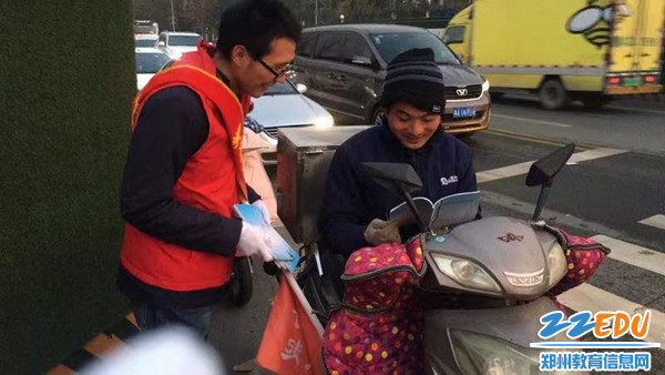 志愿者向路人宣传文明手册