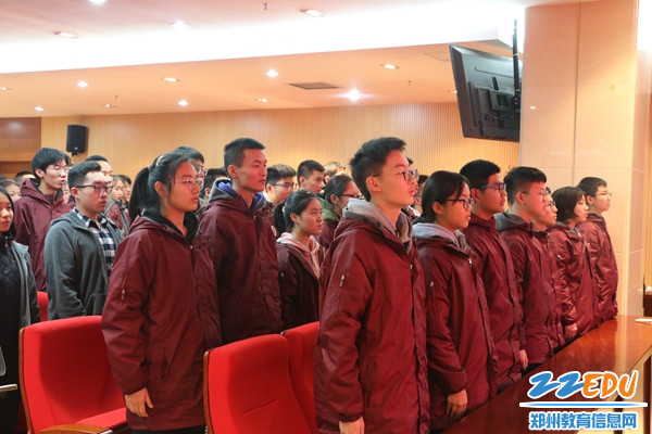 入团仪式在庄严的国歌声开始