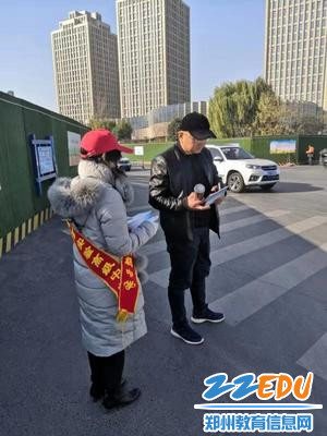 志愿者耐心讲解