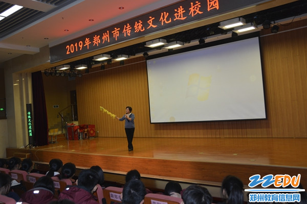 老师讲解示范动作