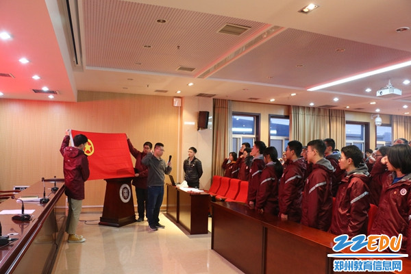 面向团旗庄严宣誓