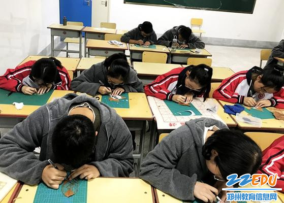 1叶雕课堂上的学生
