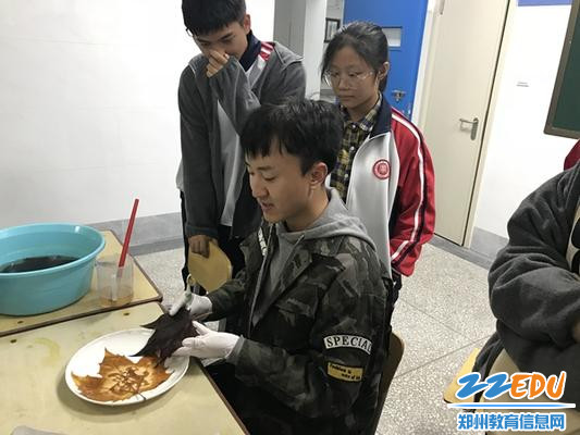 2陈老师在课堂上进行示范