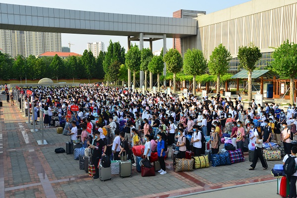 03 新生在各自班级区域集合.jpg