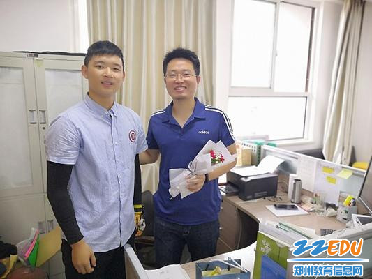 孩子们给老师送上鲜花