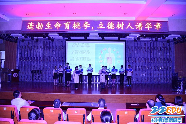 化学组老师们在生动演绎“什么是化学”