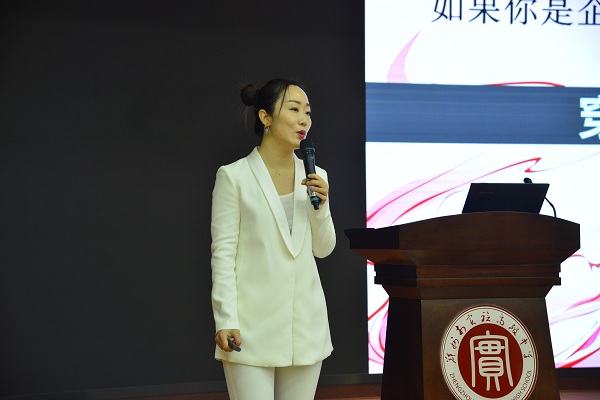 邱艳艳教授在做礼仪讲座.jpg
