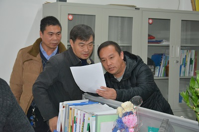 会后邓居京老师认真和家长沟通.JPG
