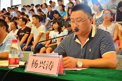 杨兴涛校长宣读表彰决定.JPG