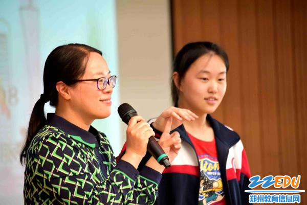 郑欢欢主任带领大家做“小蜜蜂嗡嗡嗡”活动