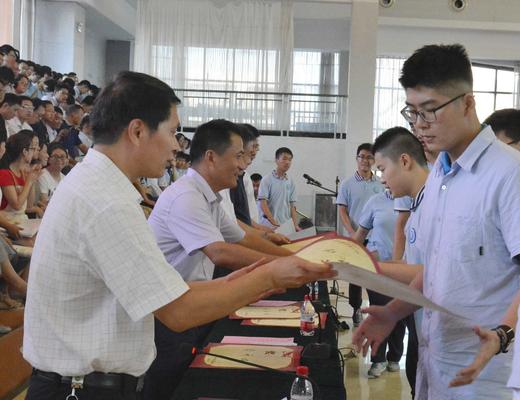学校领导为学生颁奖