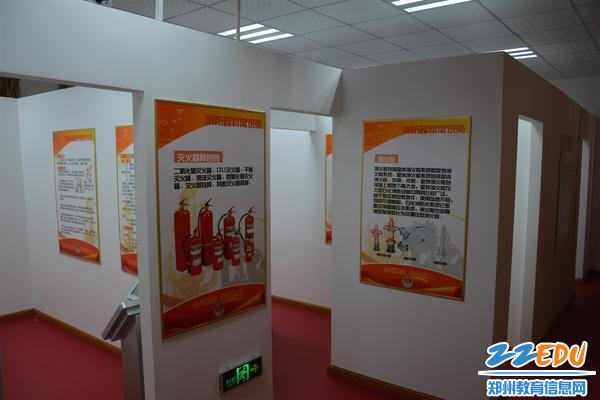 （第一党支部党员老师参与烟感逃生模拟体验）