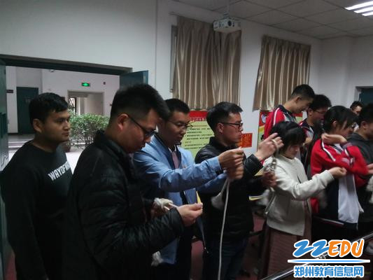 （第一党支部党员老师学习安全结的打法及心脏复苏）