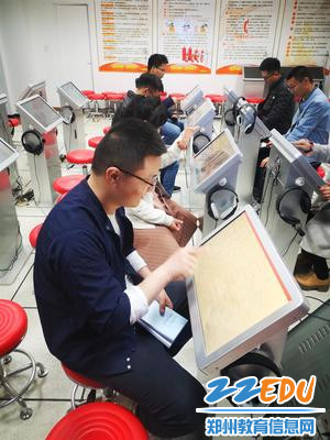 (第一党支部党员老师进行触摸消防知识虚拟学习) (2) (第一党支部党员老师进行触摸消防知识虚拟学习) (2)