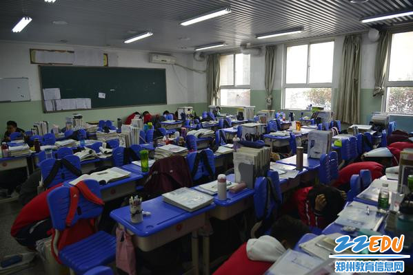 2.同学们应急避震抱头隐蔽2