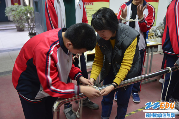 老师指导学生系安全绳