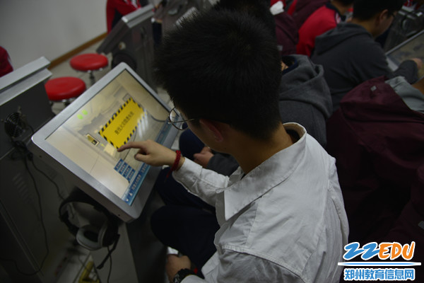 学生进行安全排查比赛